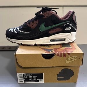 Nike Air Max 90 SE Black and Green Athletic Shoes